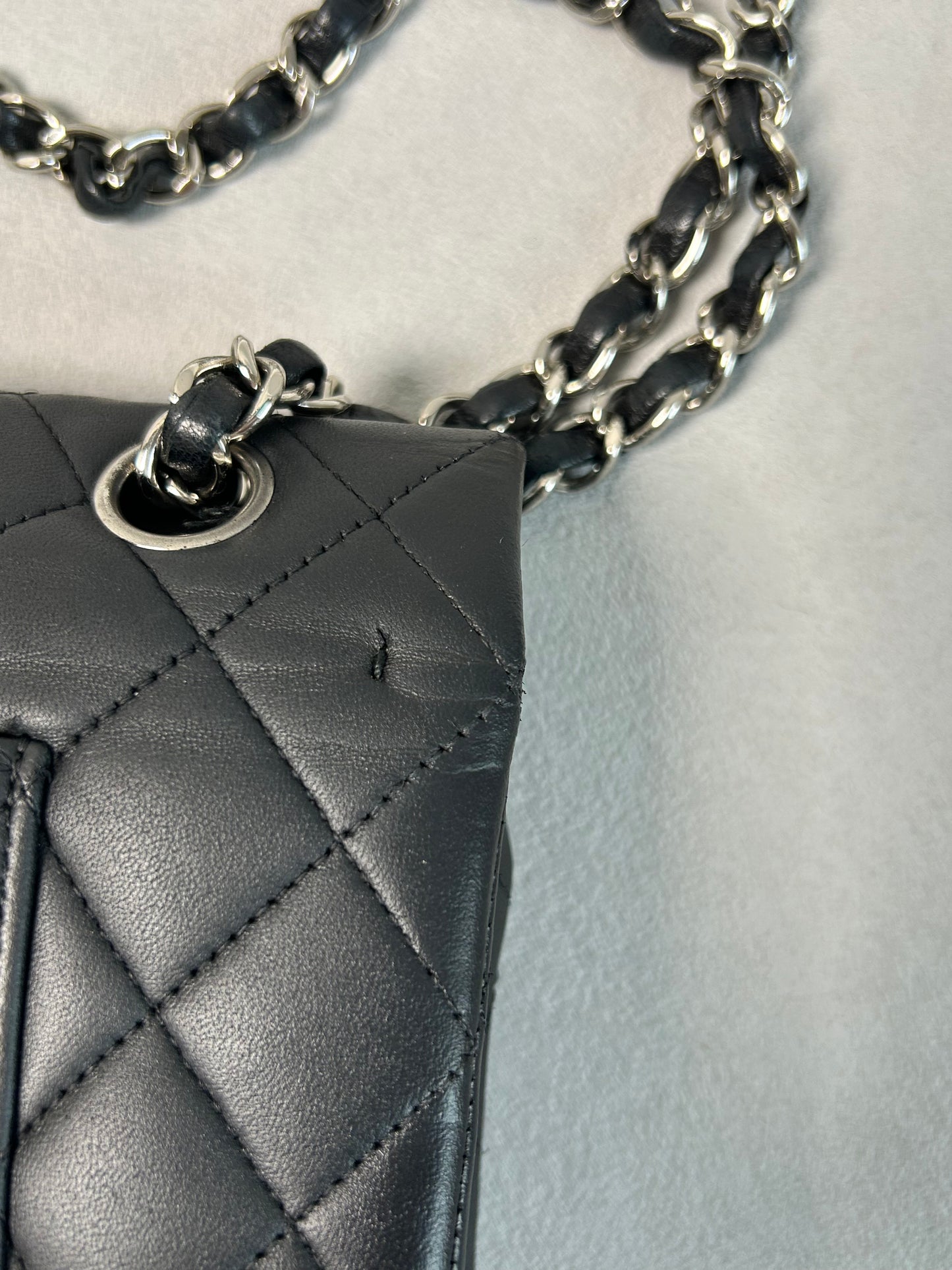 Chanel classic flap shoulder bag medium
