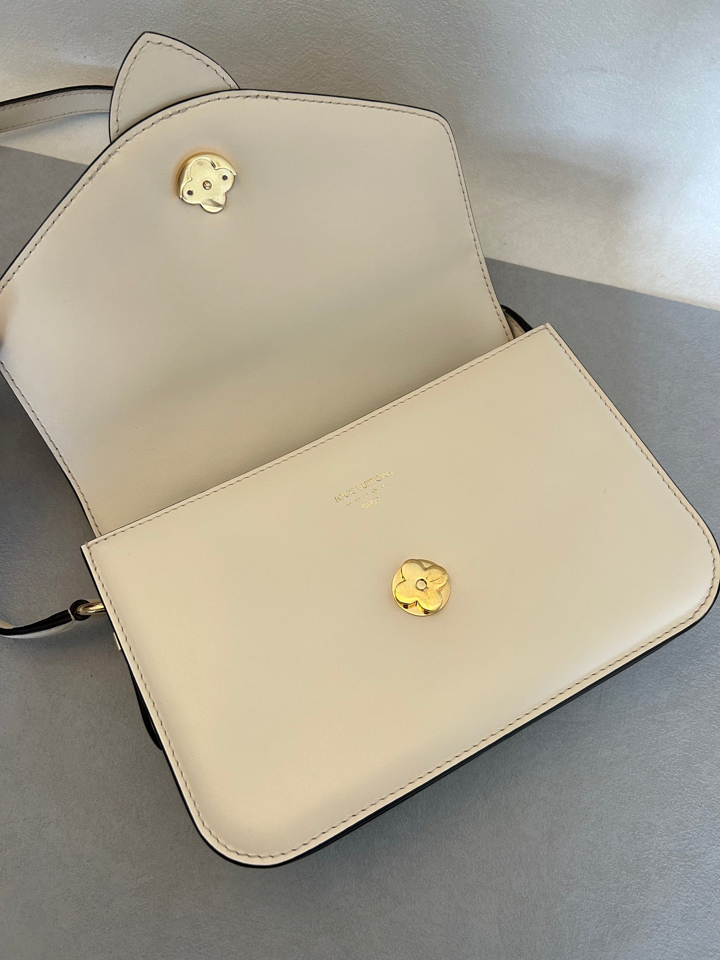 Louis Vuitton pont 9 white