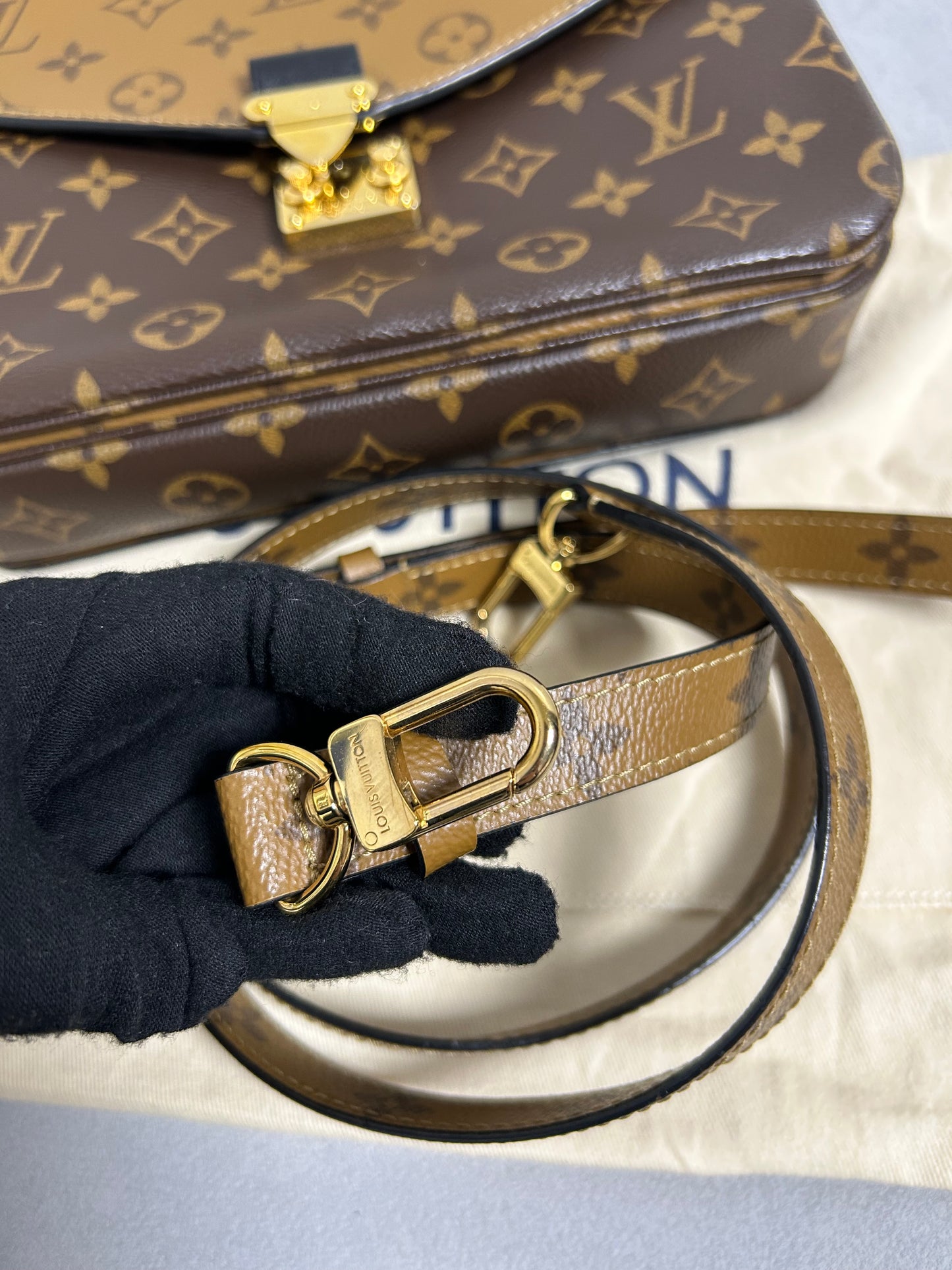 Louis Vuitton reverse pochette Metis