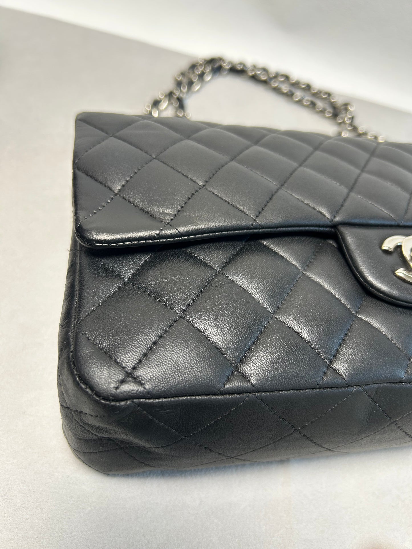 Chanel classic flap shoulder bag medium