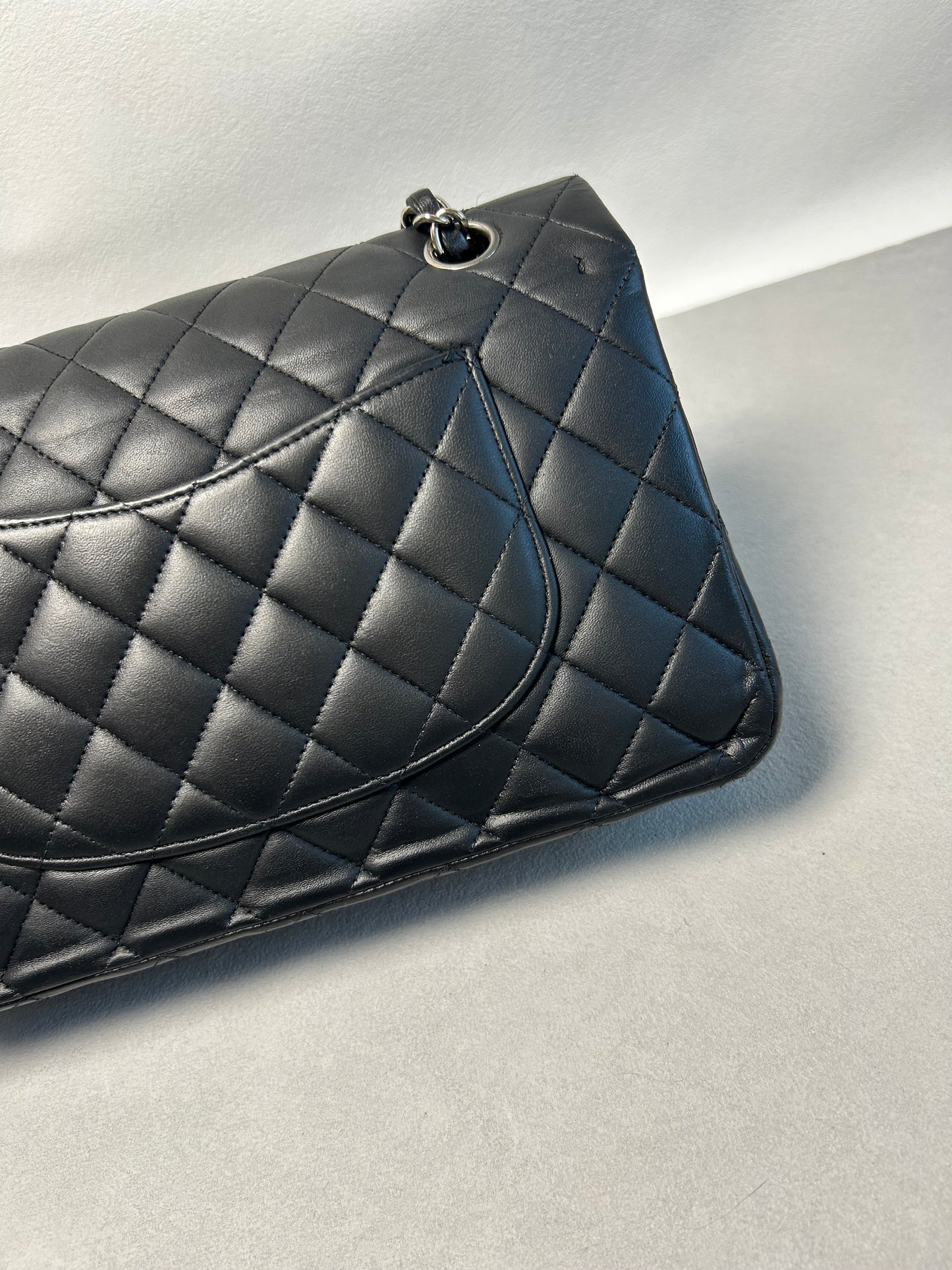 Chanel classic flap shoulder bag medium