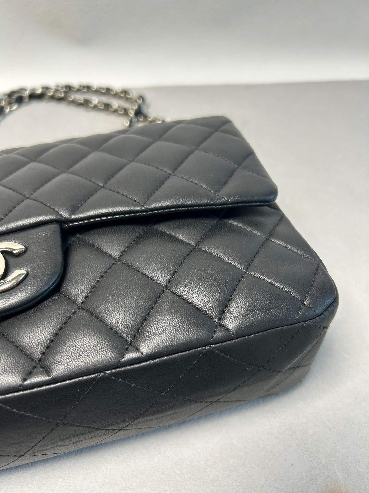 Chanel classic flap shoulder bag medium
