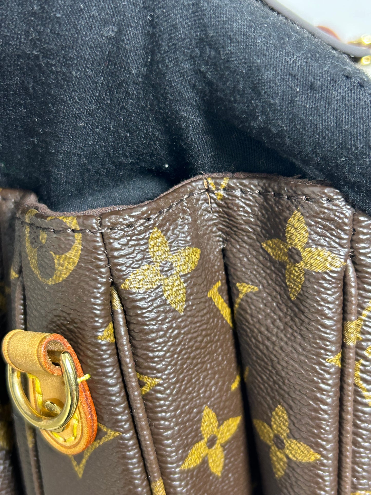 Louis Vuitton pochette Metis in monogram