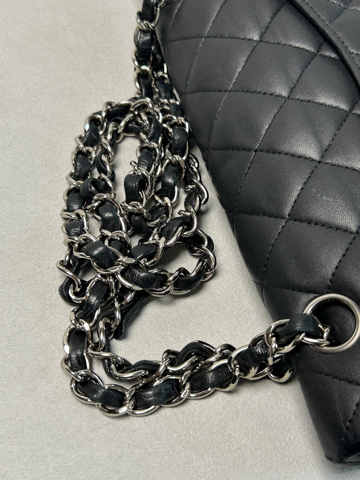 Chanel classic flap shoulder bag medium