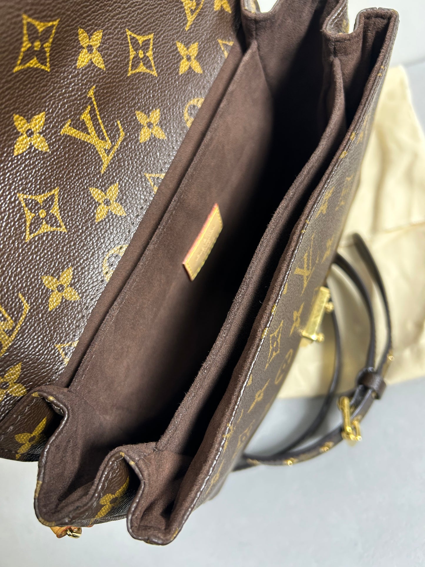 Louis Vuitton pochette Metis in monogram