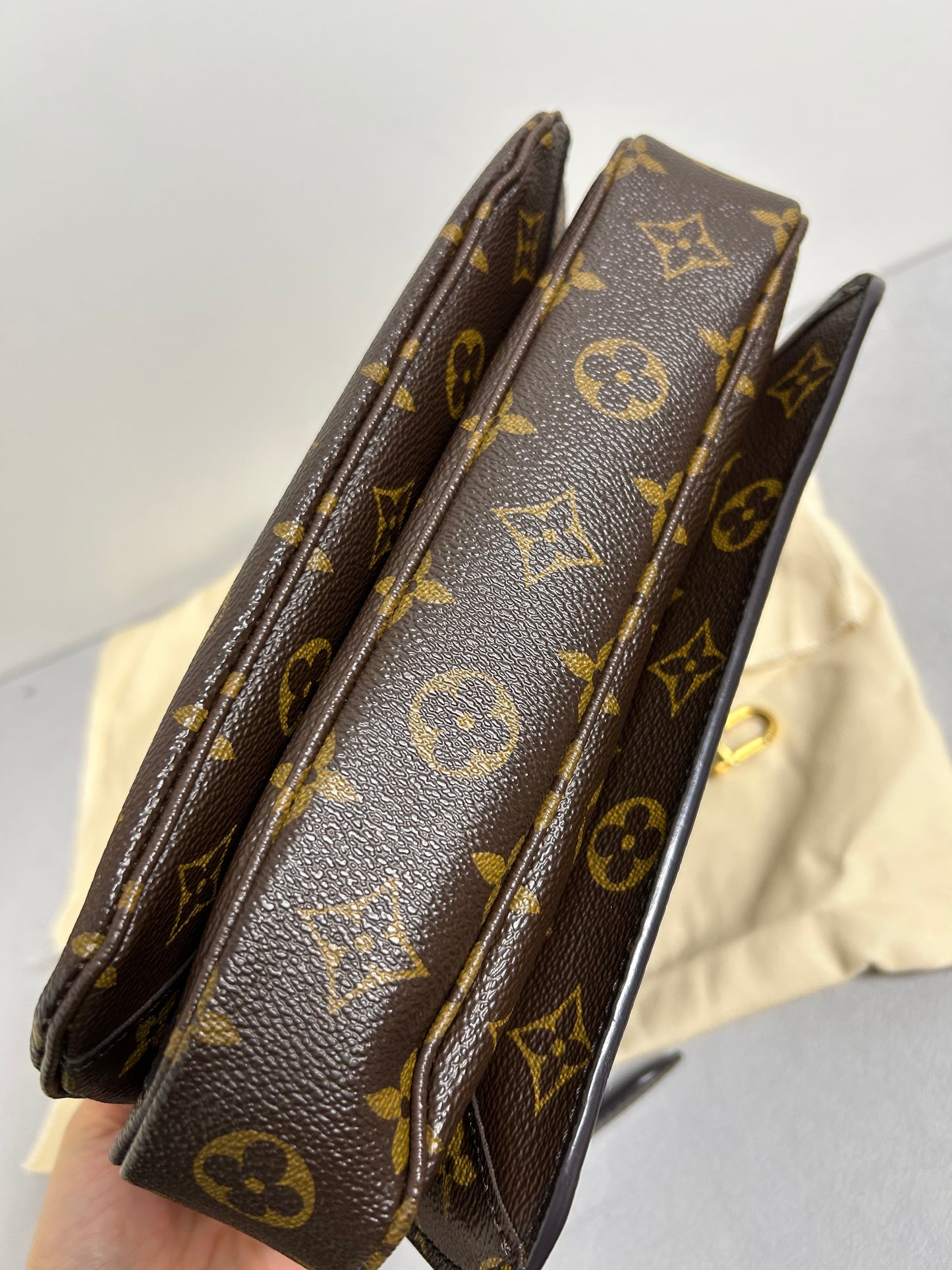 Louis Vuitton pochette Metis in monogram