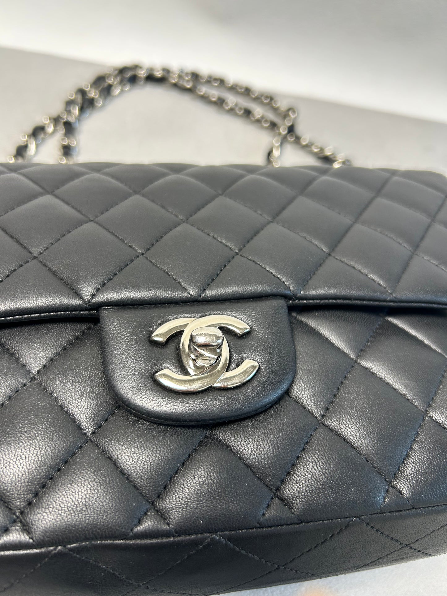 Chanel classic flap shoulder bag medium