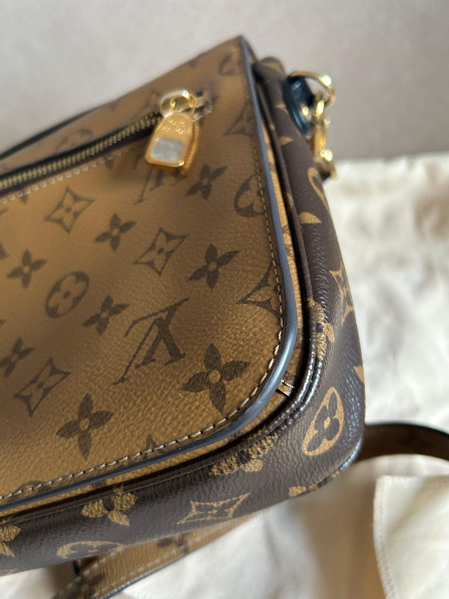 Louis Vuitton reverse pochette Metis