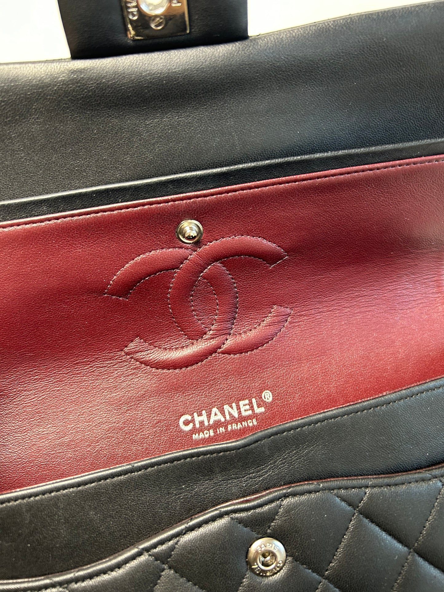 Chanel classic flap shoulder bag medium
