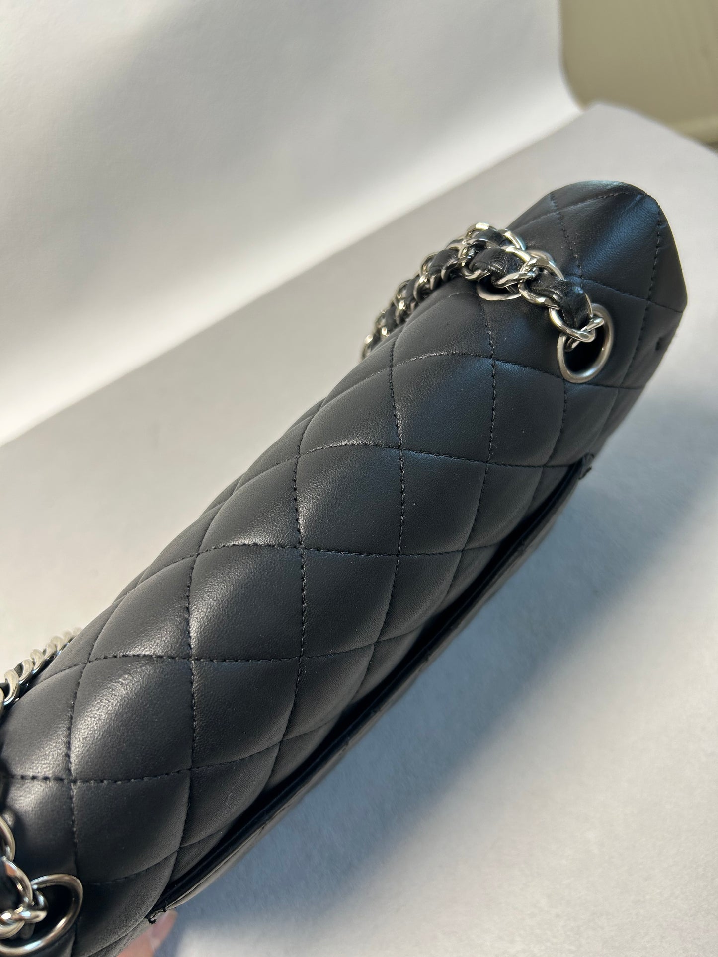 Chanel classic flap shoulder bag medium