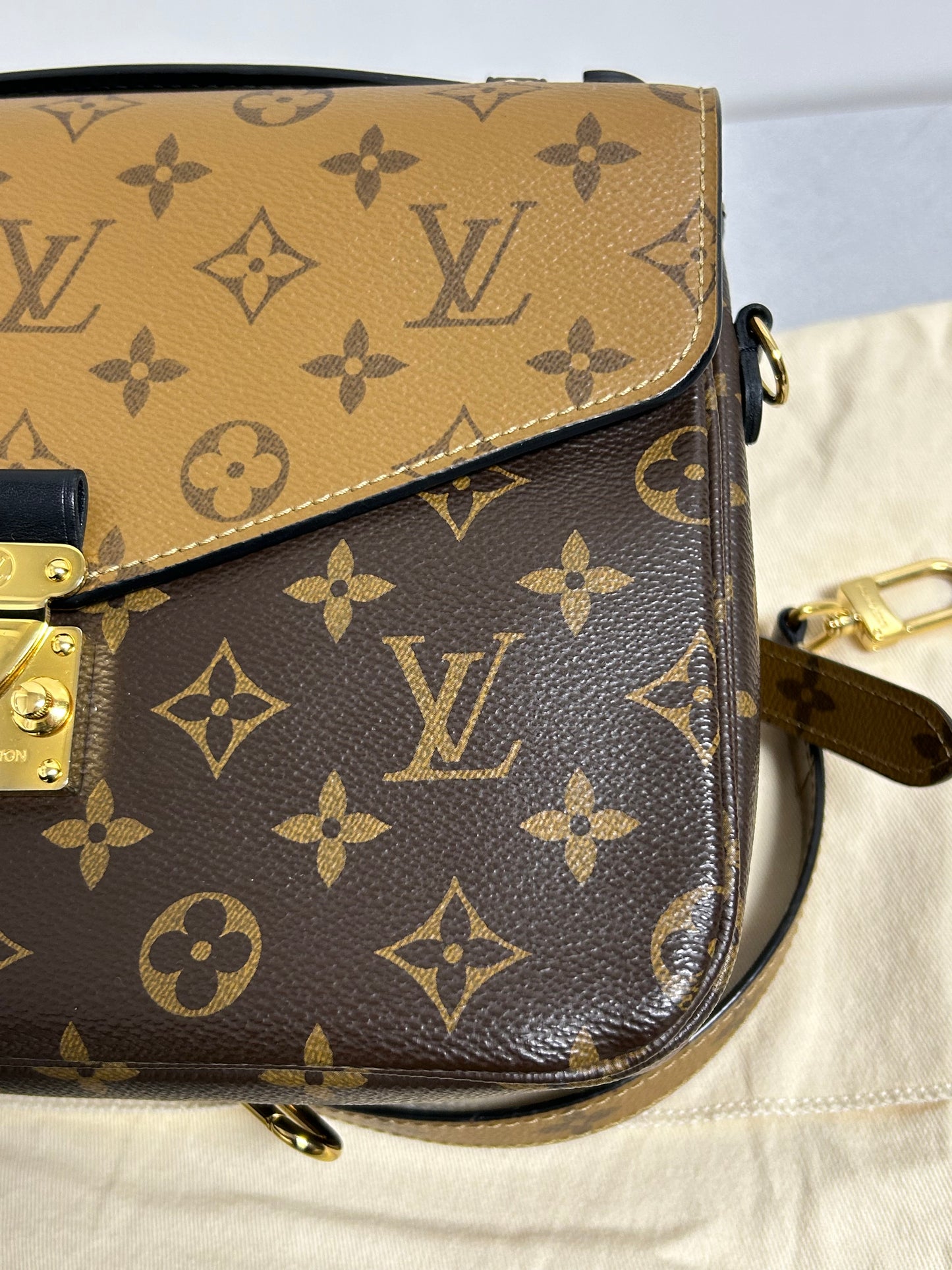 Louis Vuitton reverse pochette Metis