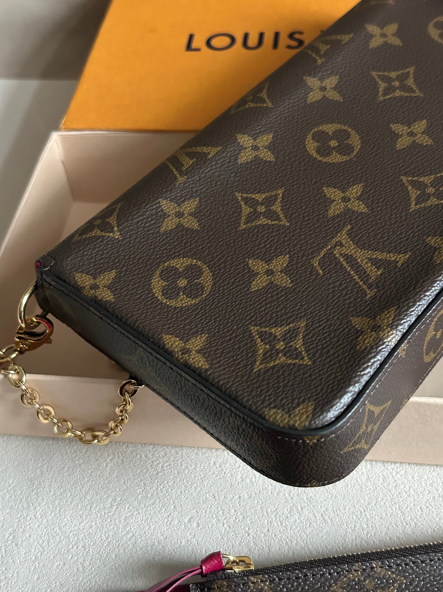 Louis Vuitton felicie pochette in monogram