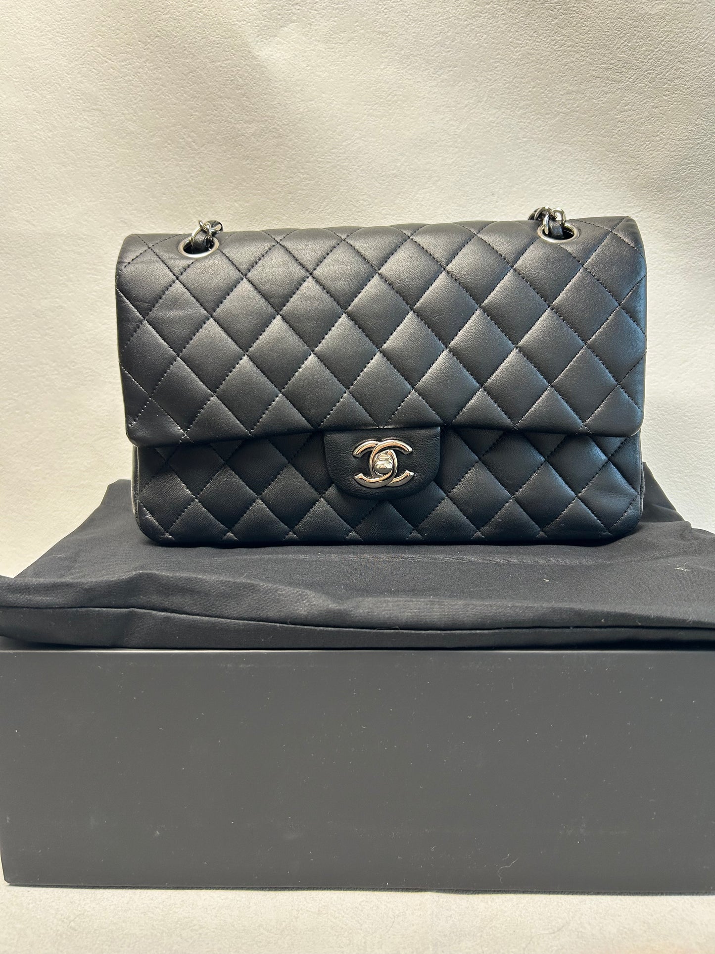 Chanel classic flap shoulder bag medium