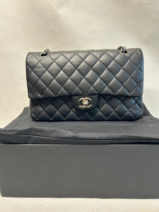 Chanel classic flap shoulder bag medium
