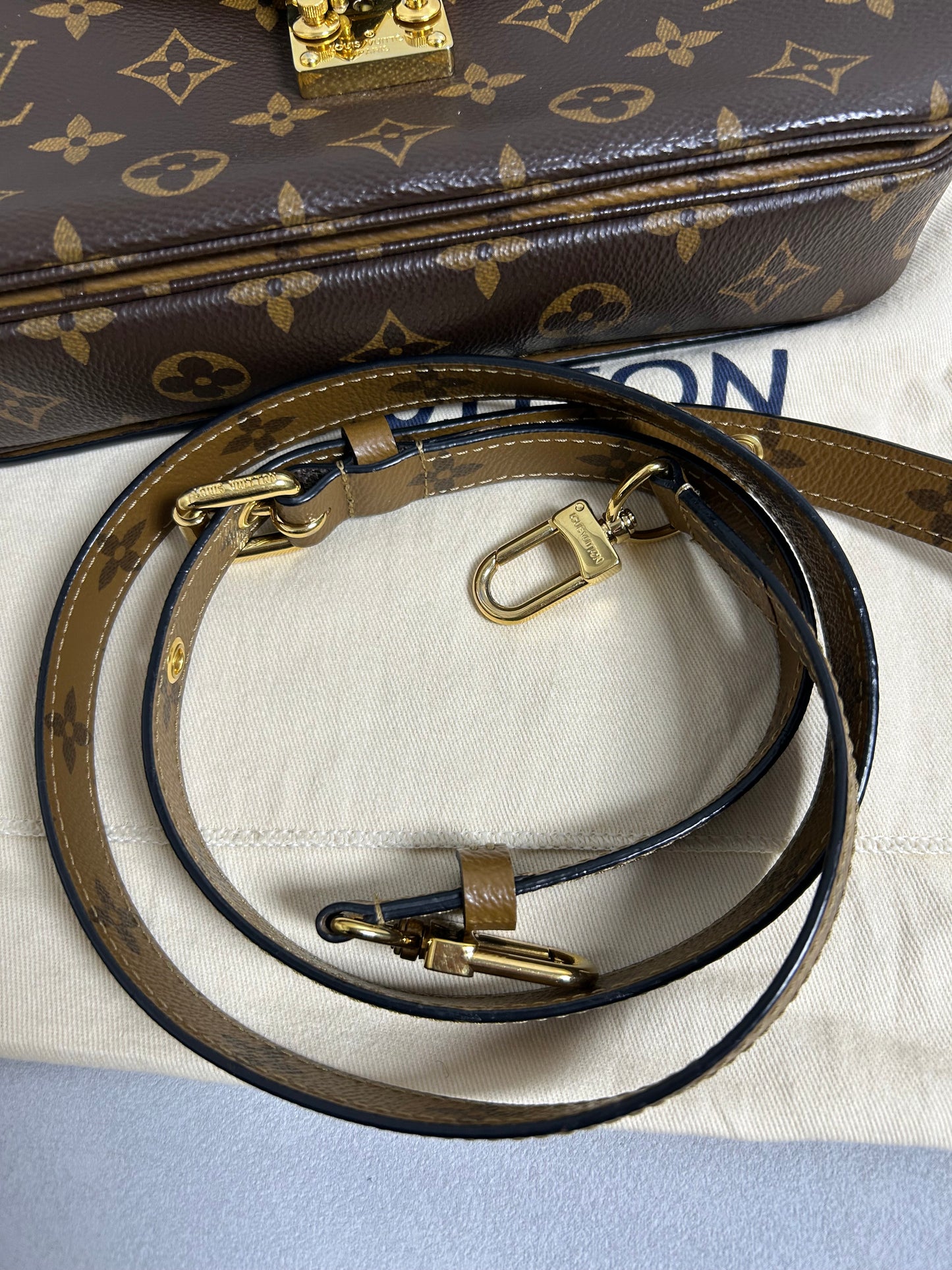 Louis Vuitton reverse pochette Metis