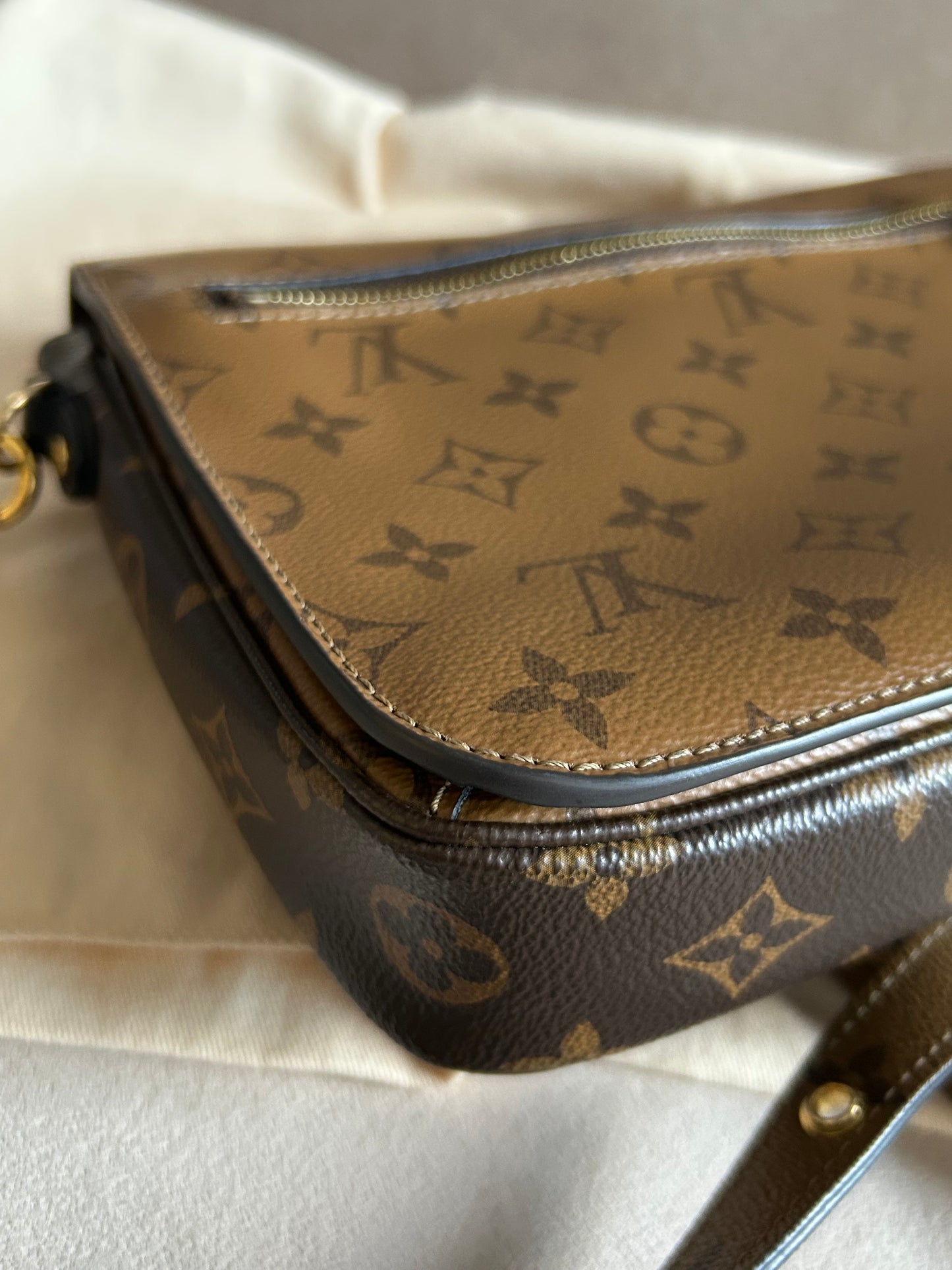 Louis Vuitton reverse pochette Metis