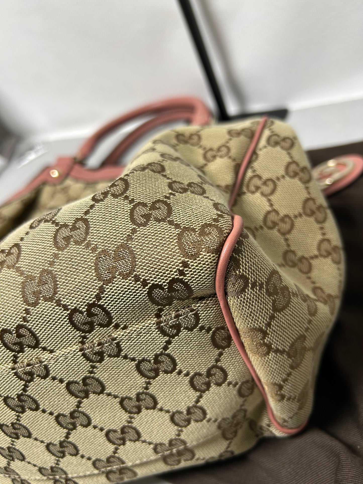 Gucci sukey tote bag in beige GG canvas with pink leather trim