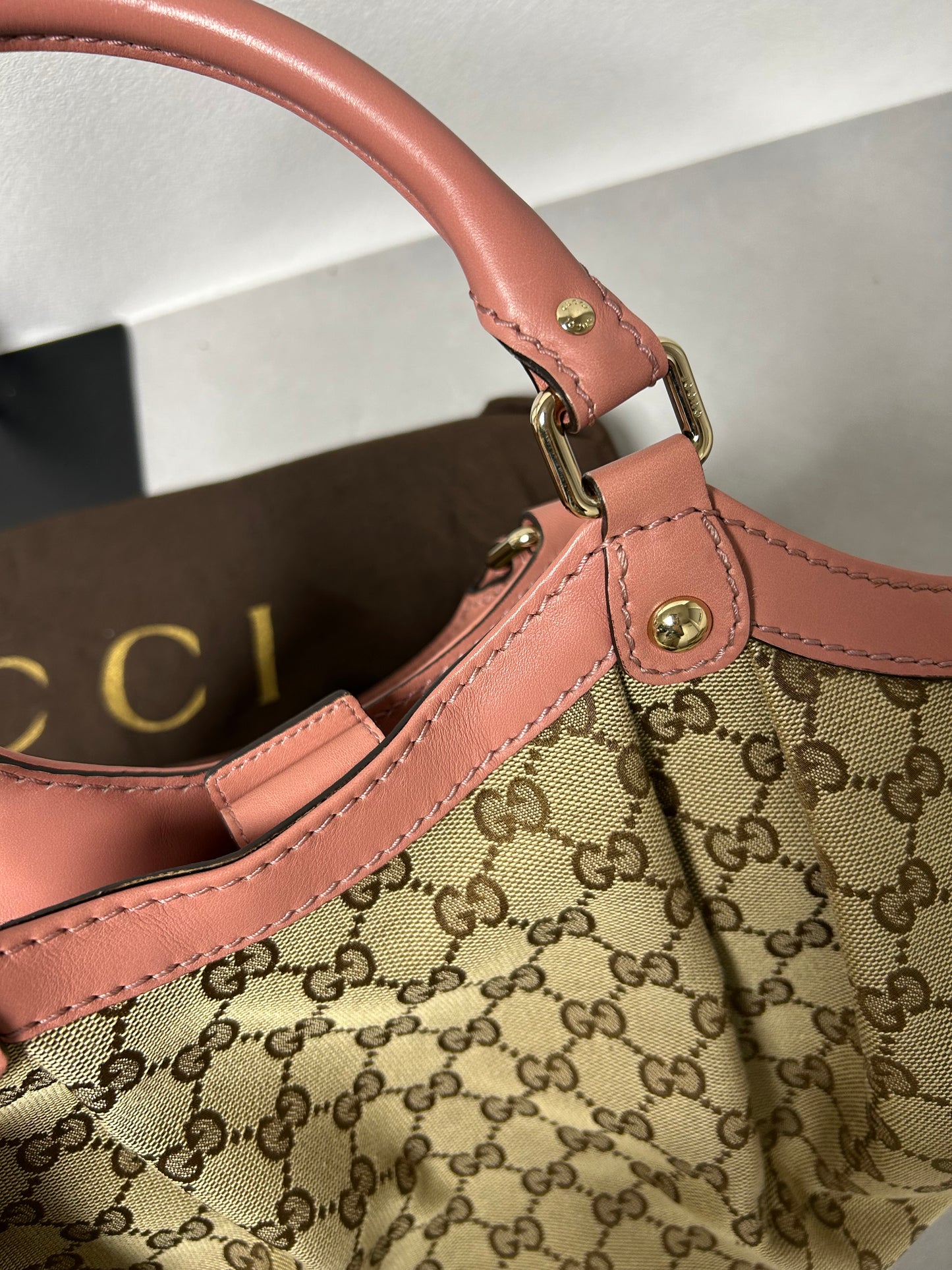Gucci sukey tote bag in beige GG canvas with pink leather trim