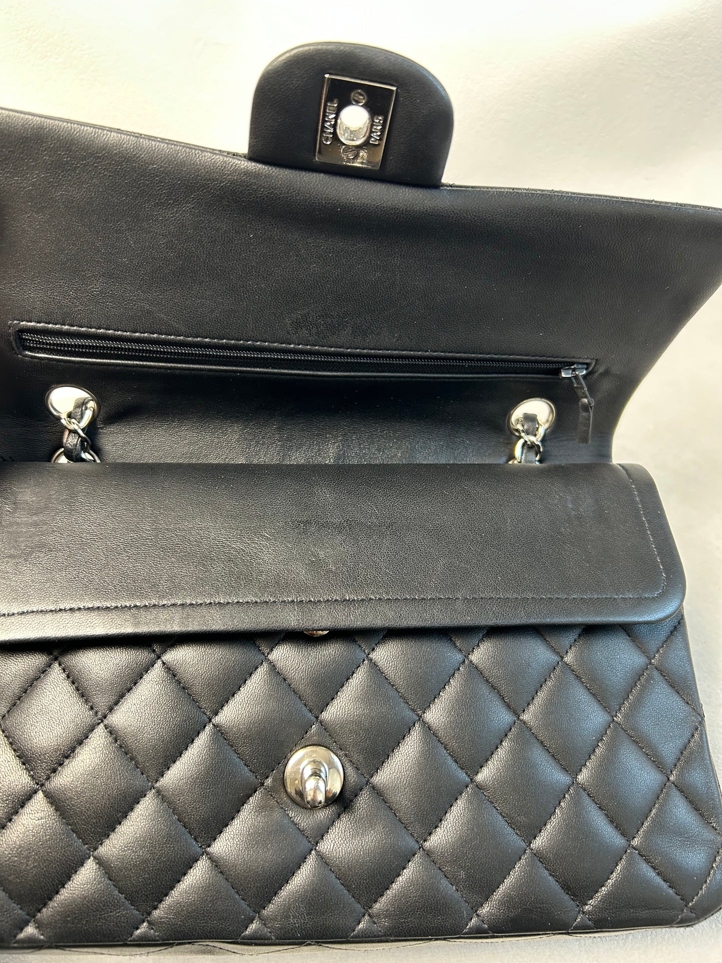 Chanel classic flap shoulder bag medium