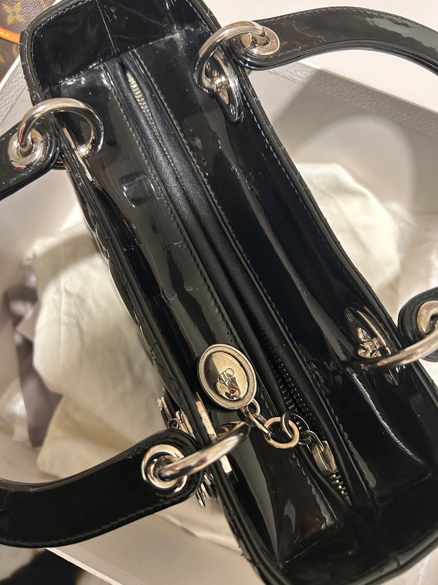 Christian Dior lady Dior medium in black patent leather