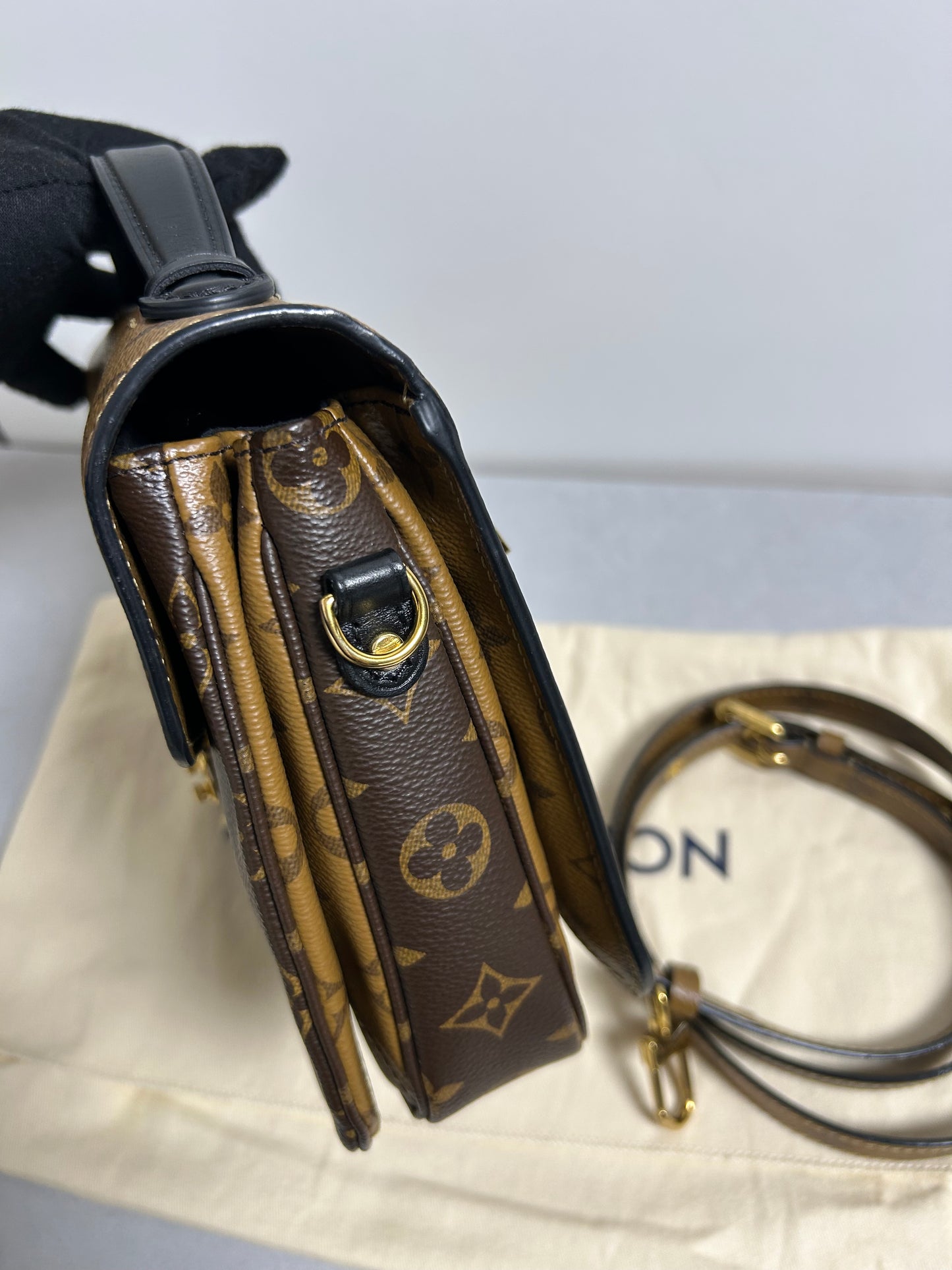 Louis Vuitton reverse pochette Metis