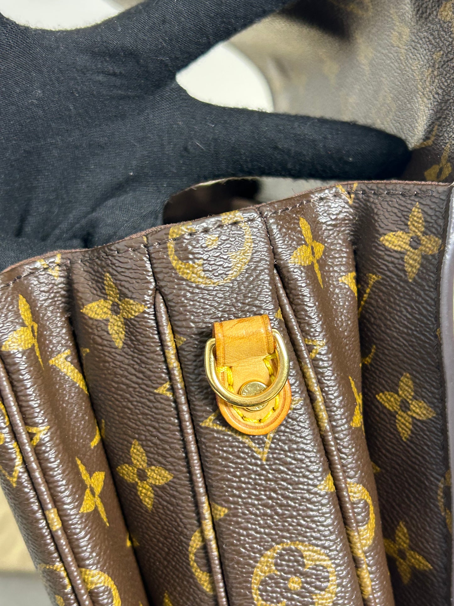 Louis Vuitton pochette Metis in monogram