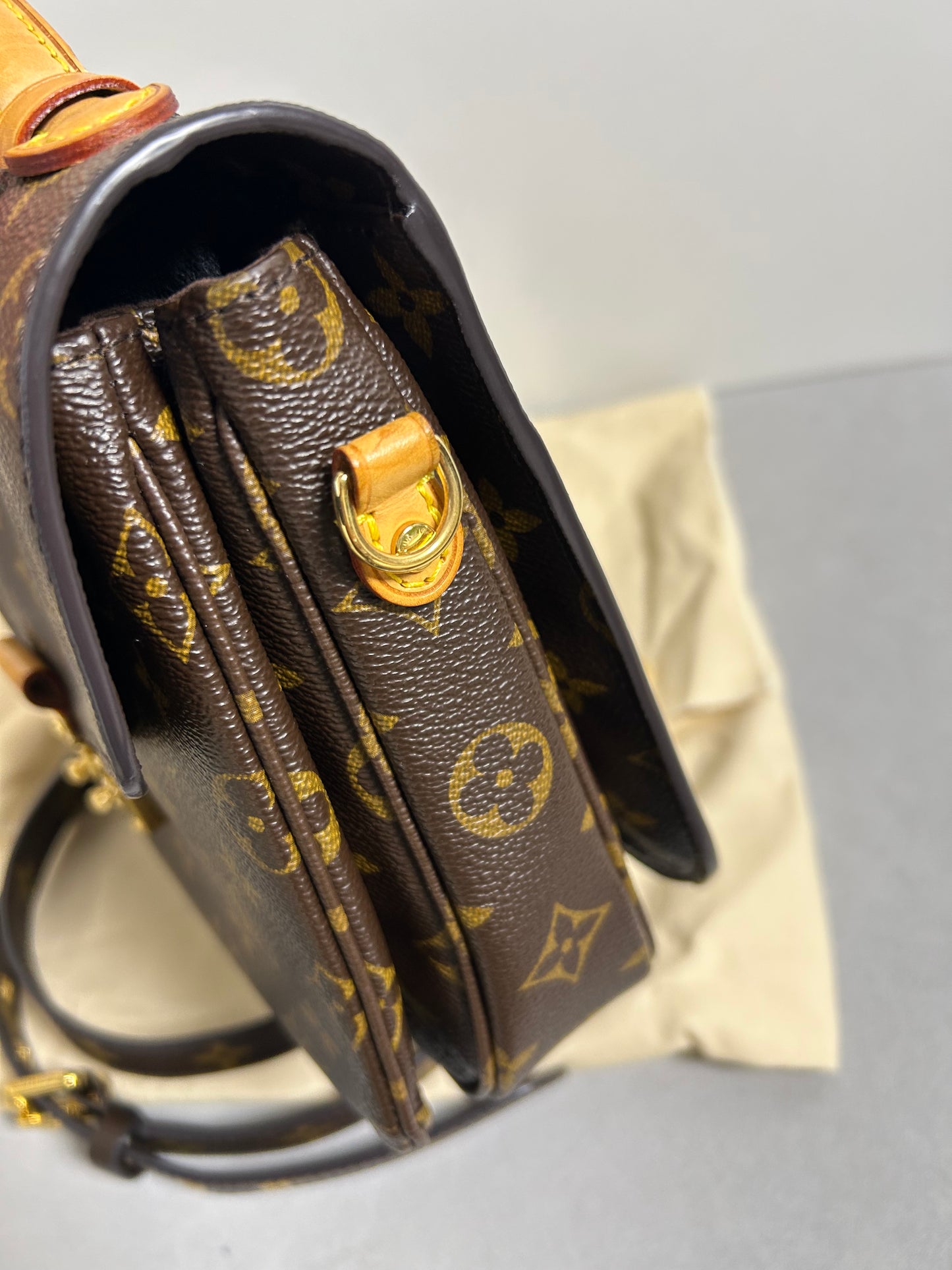 Louis Vuitton pochette Metis in monogram